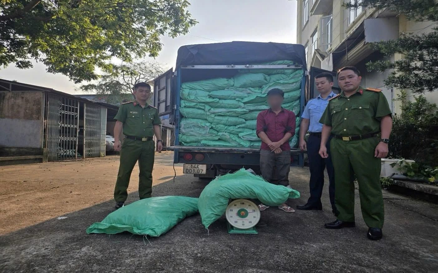 Lực lượng chức năng kiểm tra 2,2 tấn chân gà đã qua chế biến không rõ nguồn gốc, xuất xứ.