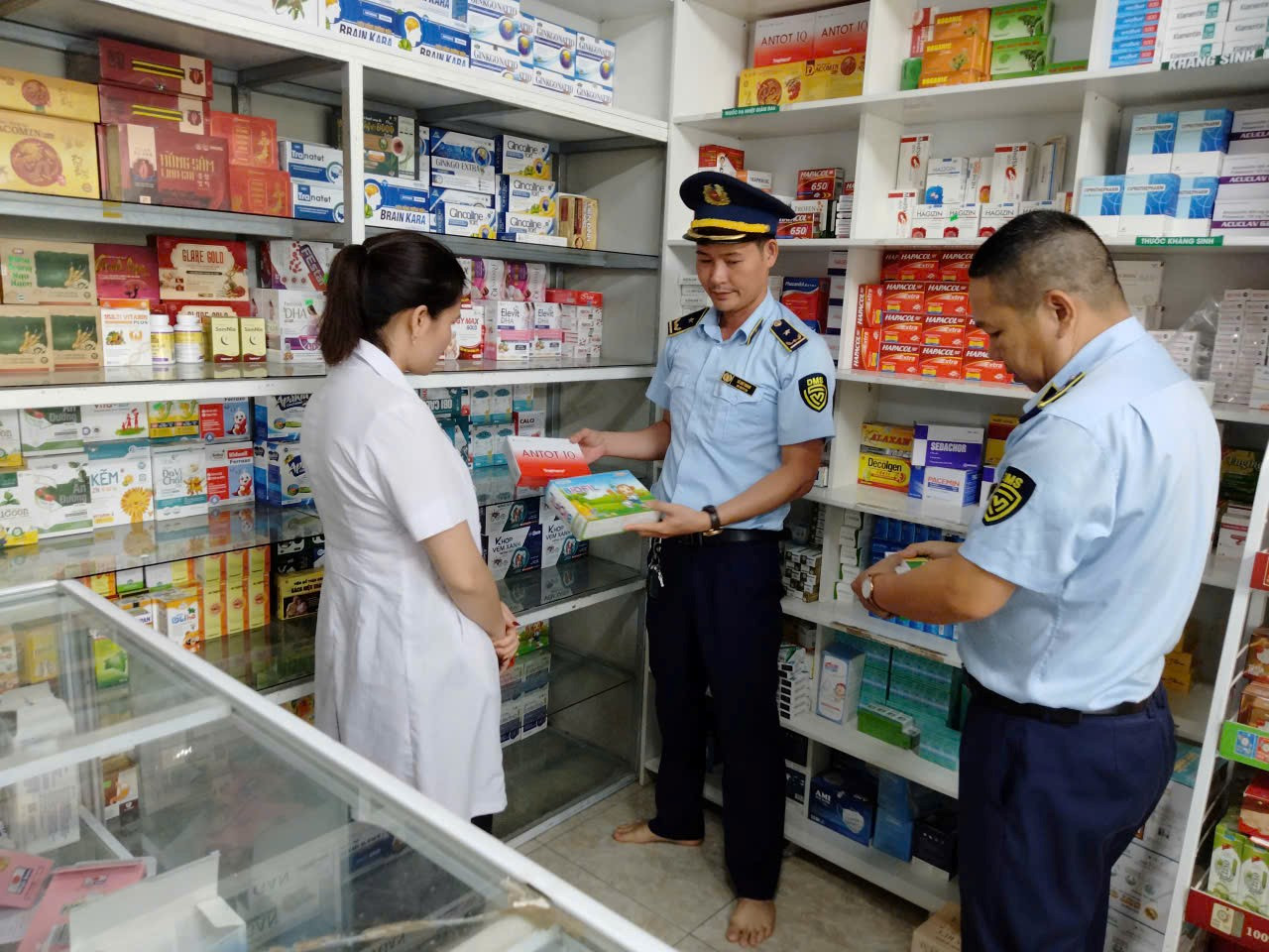 Kiểm tra đột xuất các cơ sở kinh doanh thuốc tân dược phát hiện nhiều vi phạm