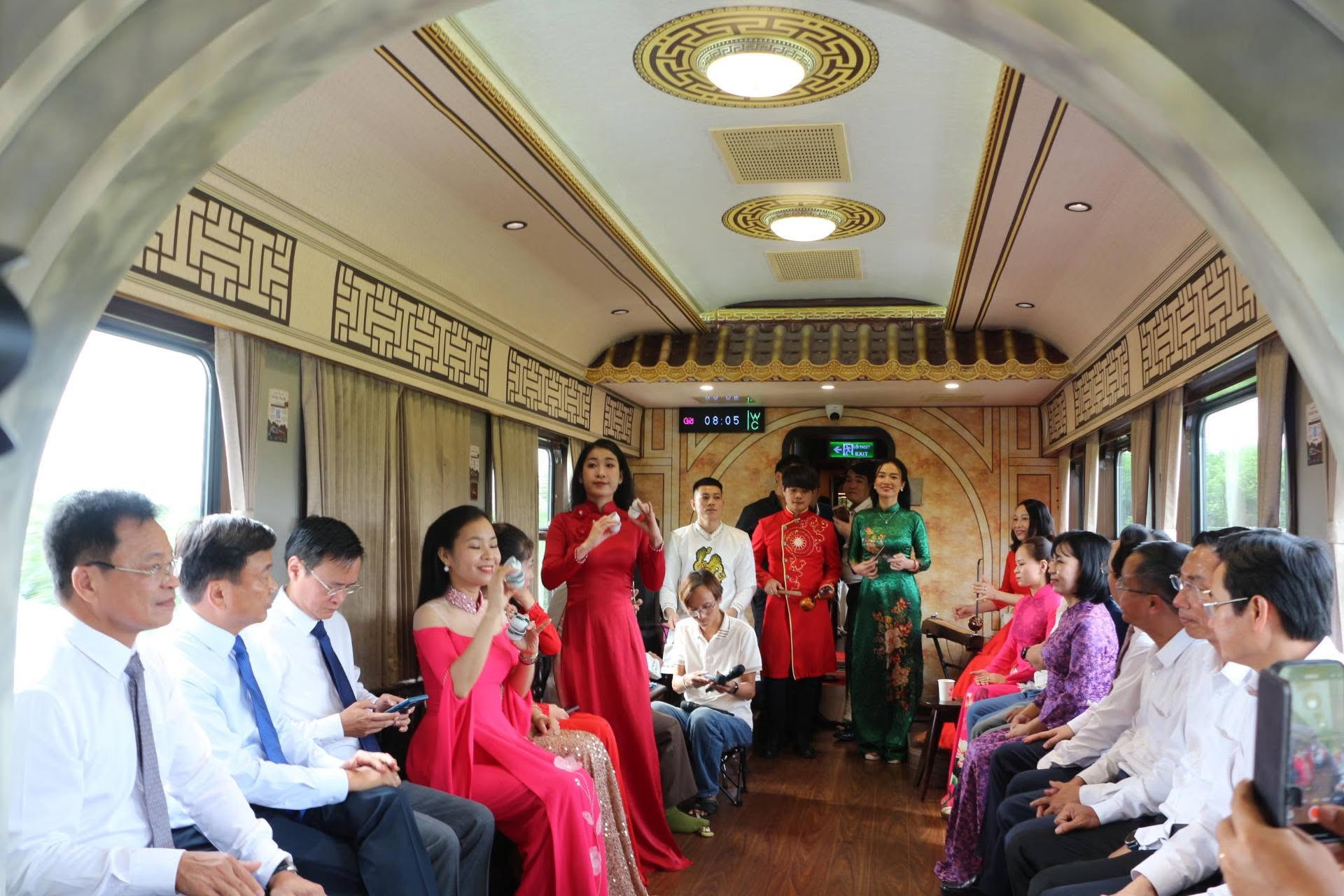 tau-du-lich-hue-phong-nha-5f5d785bba1683abe7369773caecb66a.jpg