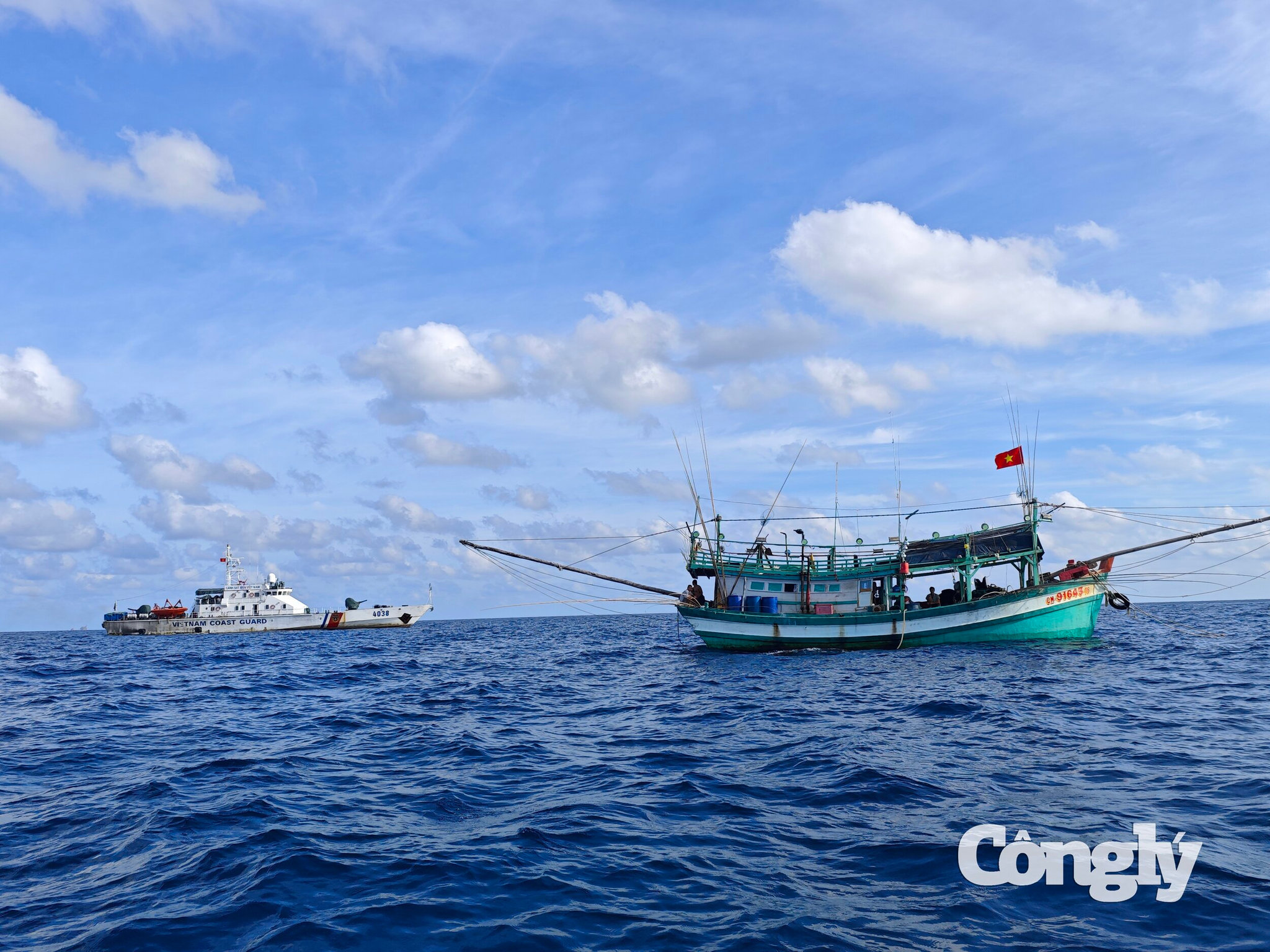 1. TÀU CSB 4038 ĐANG TUẦN TRA, KIỂM SOÁT (1)