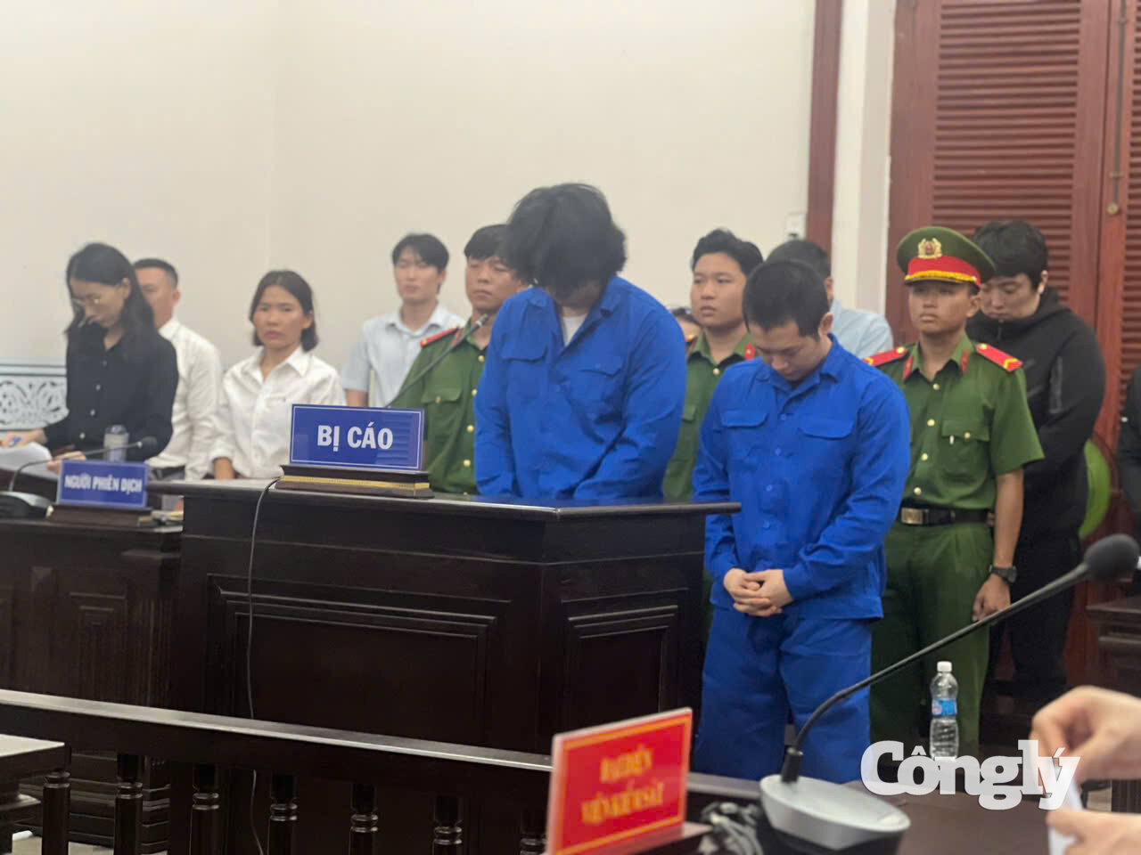 Hai bị cáo Kim Jin và Kang Yo Han tại phiên toà.