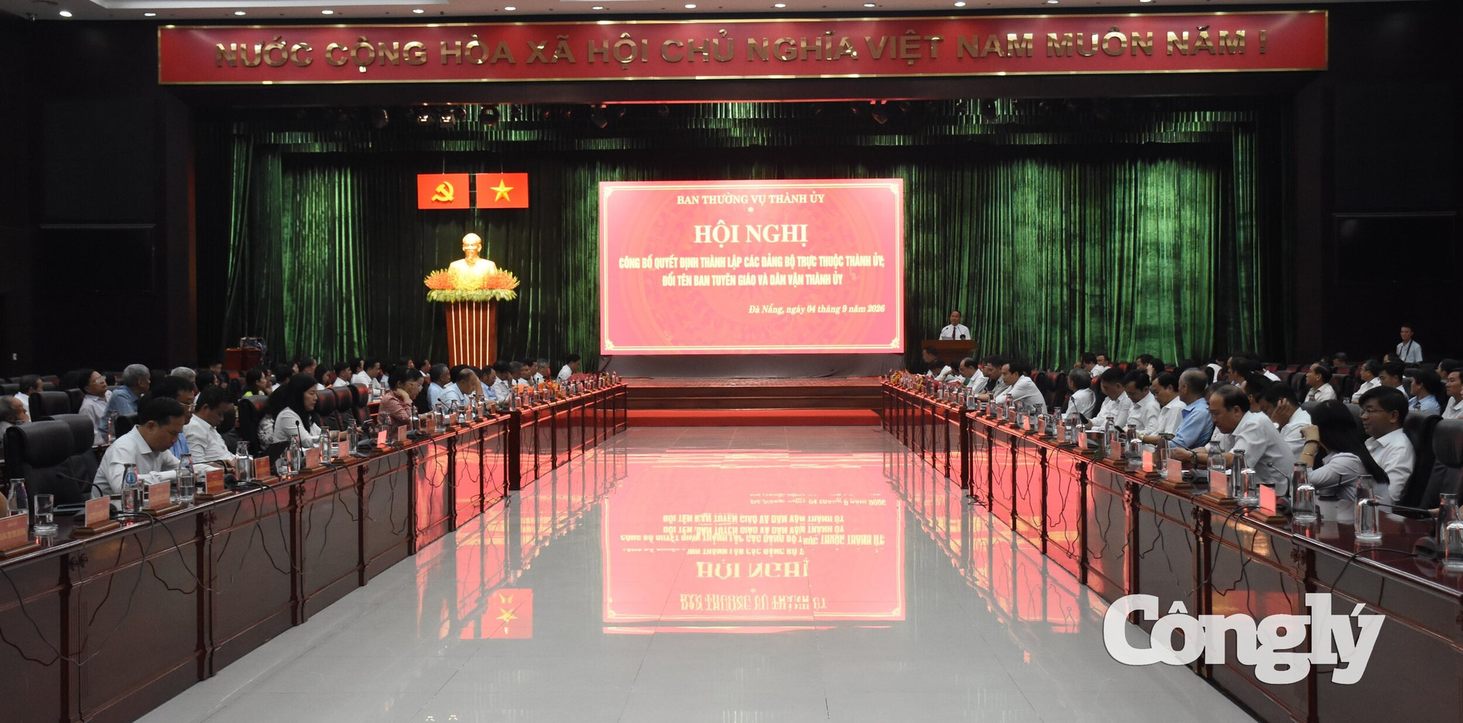Toàn cảnh hội nghị.
