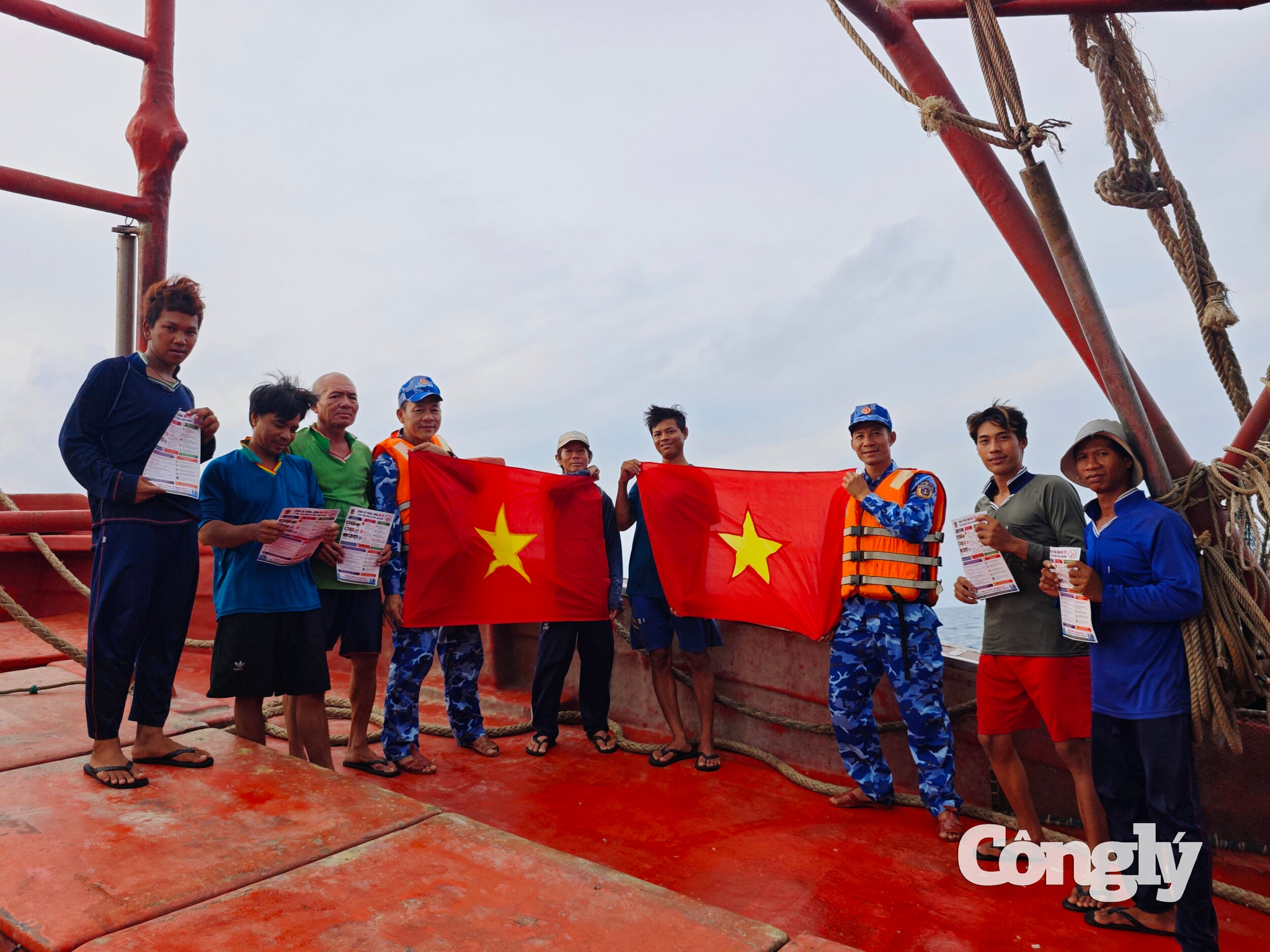 4. CB, CS TÀU CSB 4038 TẶNG CỜ CHO TÀU CÁ (1)