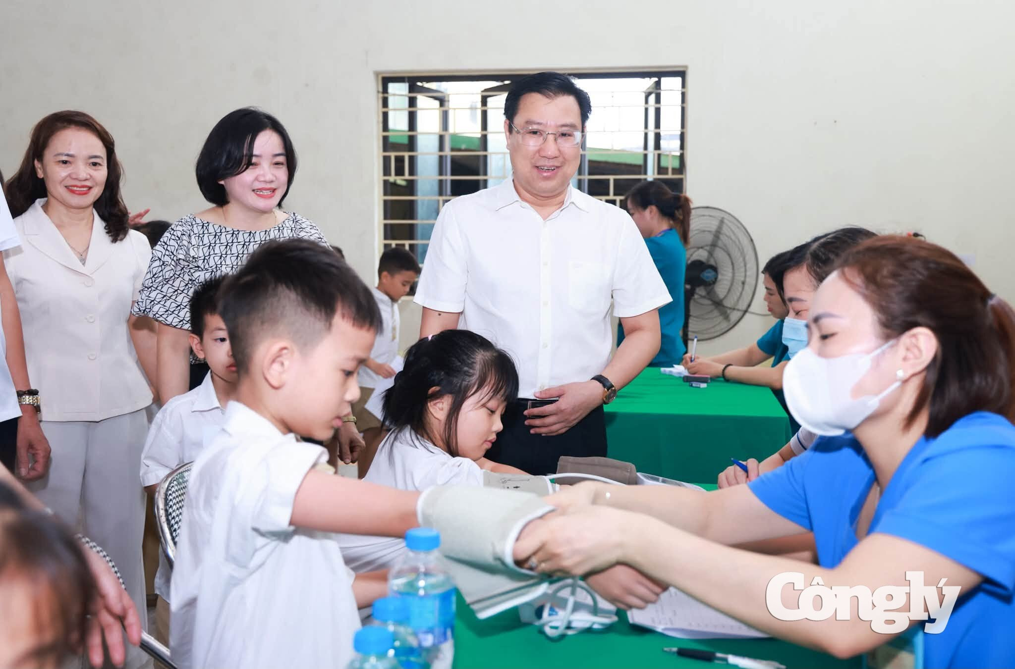 Lãnh đạo xã Hoài Đức kiểm tra công tác khám sức khỏe học sinh tại Trường TH&THCS Vạn Xuân trước thềm năm học mới.