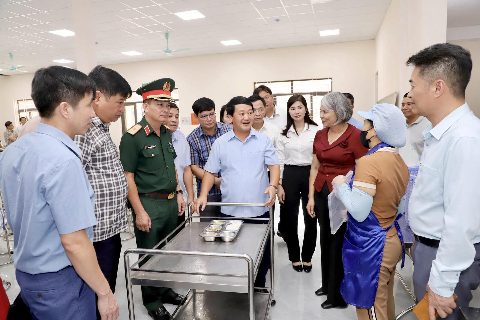 Bí thư Tỉnh ủy Tuyên Quang Hầu A Lềnh kiểm tra phòng ăn của học sinh Trường Phổ thông nội trú liên cấp Tiểu học và Trung học cơ sở Minh Tân.
