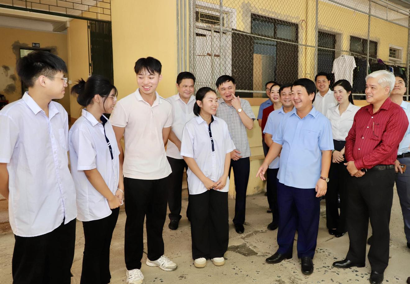 Bí thư Tỉnh ủy Tuyên Quang Hầu A Lềnh thăm hỏi, động viên thầy, trò Trường Phổ thông Dân tộc nội trú Trung học phổ thông Hà Giang
