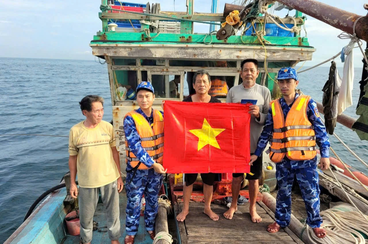 BTL Vùng Cảnh sát biển 1 tặng cờ Tổ quốc cho ngư dân