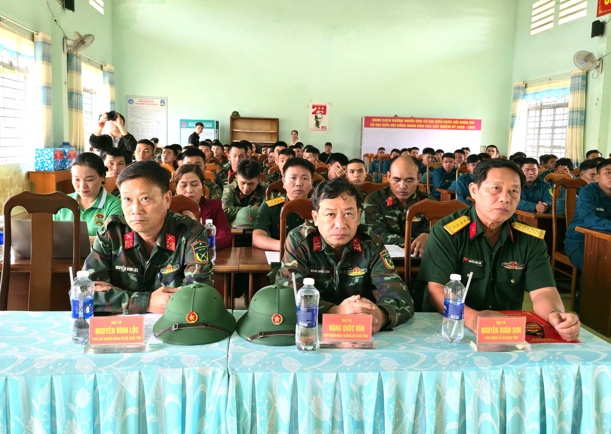 Gia Lai.Gần 220 cán bộ, chiến sĩ chuyển nhà giúp dân để tránh thiên tai 3