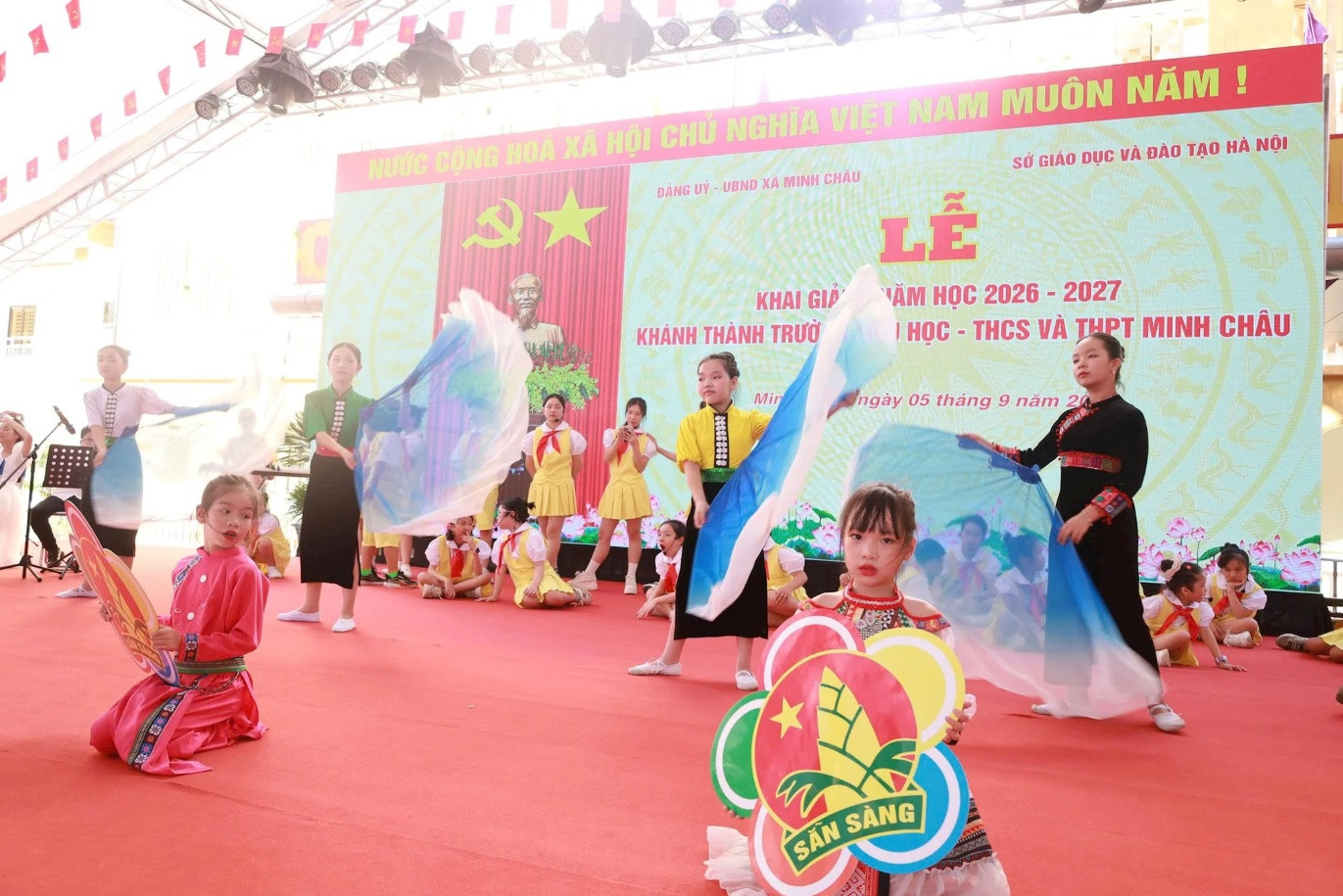 Học sinh Trường Tiểu học, Trung học cơ sở và Trung học phổ thông Minh Châu (xã Minh Châu, TP Hà Nội) tập văn nghệ chuẩn bị cho lễ khai giảng năm học mới.