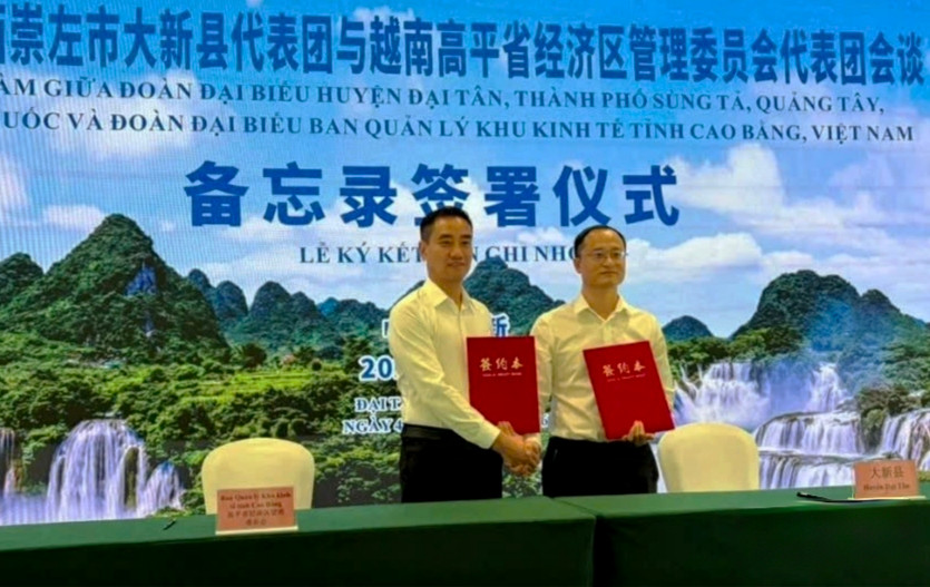 Trưởng Ban Quản lý Khu kinh tế tỉnh Cao Bằng Nguyễn Anh Quế ký kết biên bản hội đàm với đồng chí Trần Mông, Bí thư Huyện ủy huyện Đại Tân, Quảng Tây, Trung Quốc.