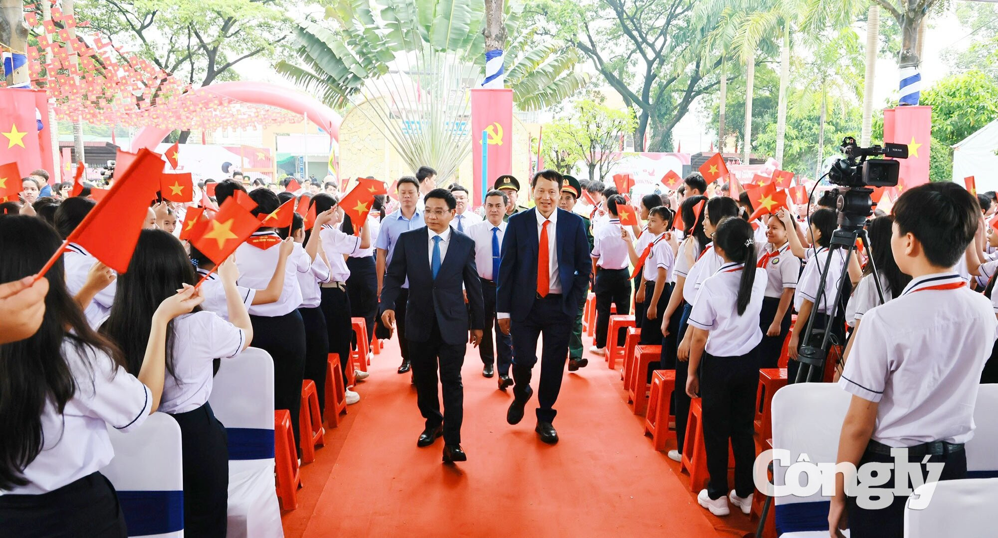 Đồng chí Nguyễn Văn Thắng, Ủy viên Trung ương Đảng, Phó Thủ tướng Chính phủ và đồng chí Vũ Hồng Văn, Ủy viên Trung ương Đảng, Bí thư Thành ủy, Trưởng đoàn Đại biểu Quốc hội thành phố Đồng Nai tham dự khai giảng năm học mới tại Trường THCS Hùng Vương, phường Trảng Bom. (Ảnh: Công Nghĩa)