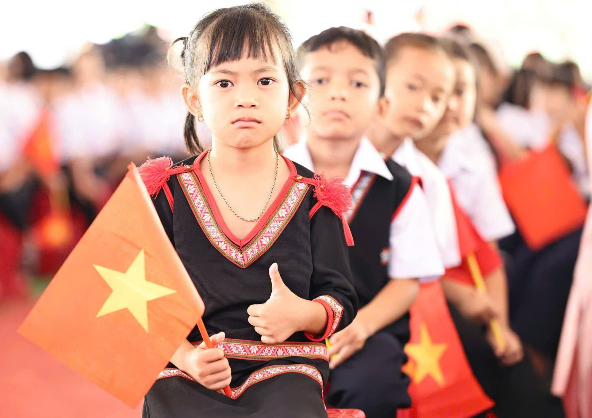 Sự thoải mái, tự tin hiện rõ trên khuôn mặt của các em học sinh trong ngày khai giảng khi được học trong ngôi trường mới được đầu tư khang trang, hiện đại.
