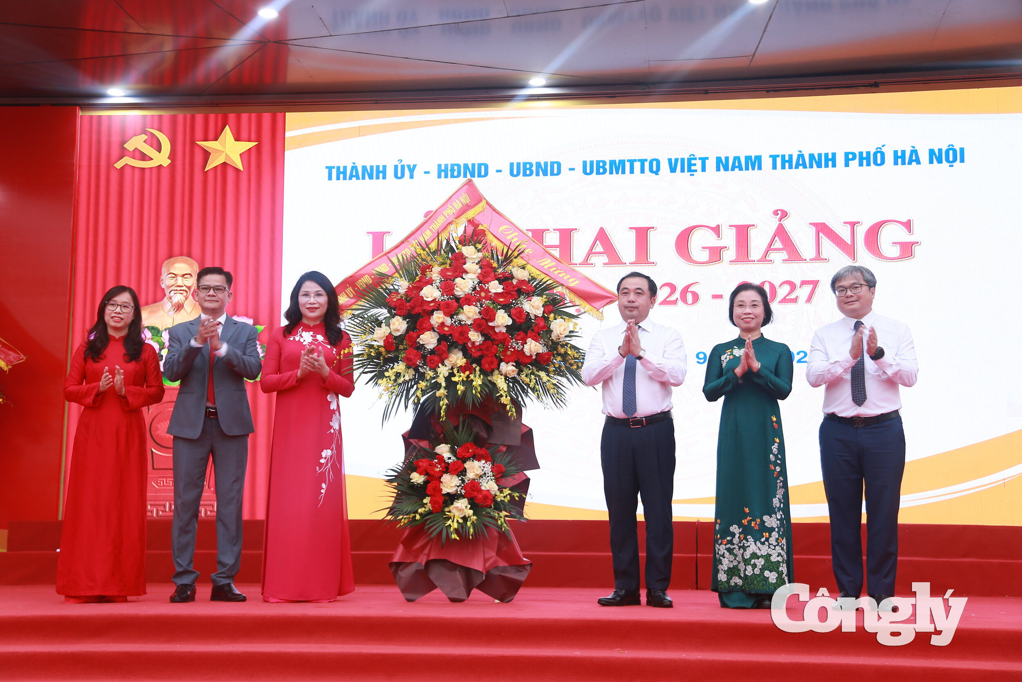Bí thư Thành ủy Hà Nội dự lễ khai giảng tại Trường THCS Trần Duy Hưng (3)