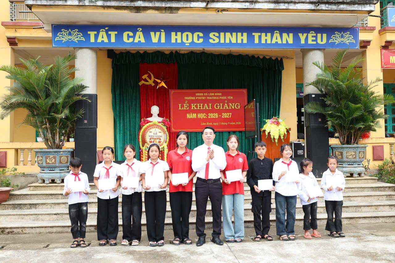 Chủ tịch UBND xã Lâm Bình trao các phần quà cho học sinh có thành tích tốt