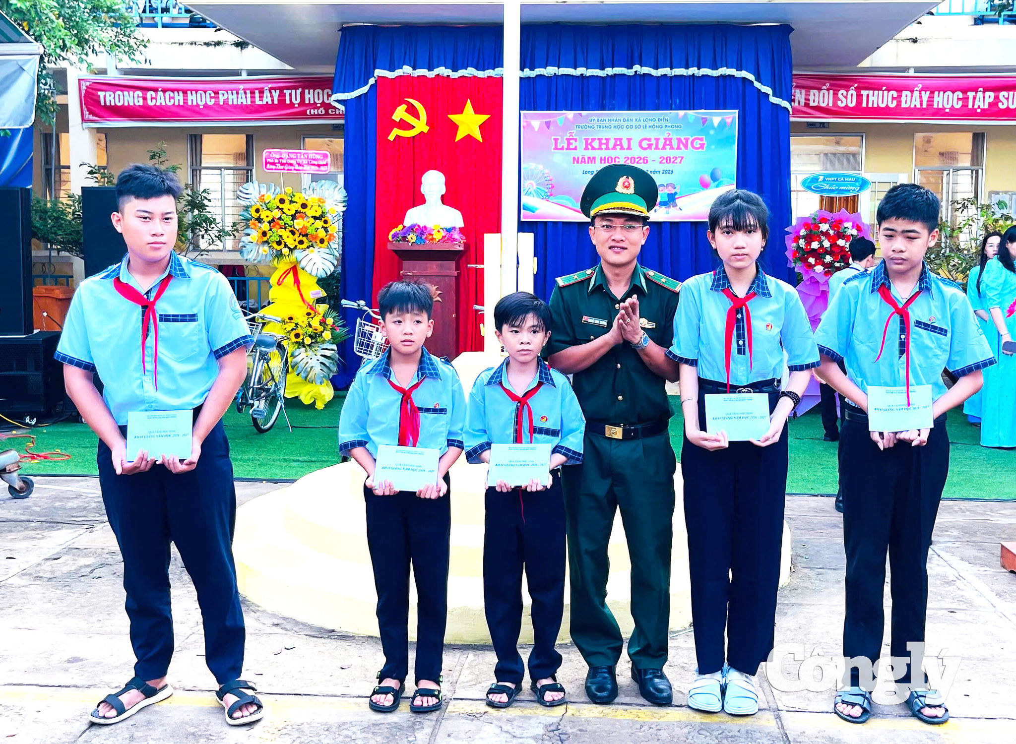 Đại diện Đồn biên phòng Gành Hào tặng học bổng cho các em học sinh trường Trung học cơ sở Lê Hồng Phòng (xã Gành Hào, Cà Mau)