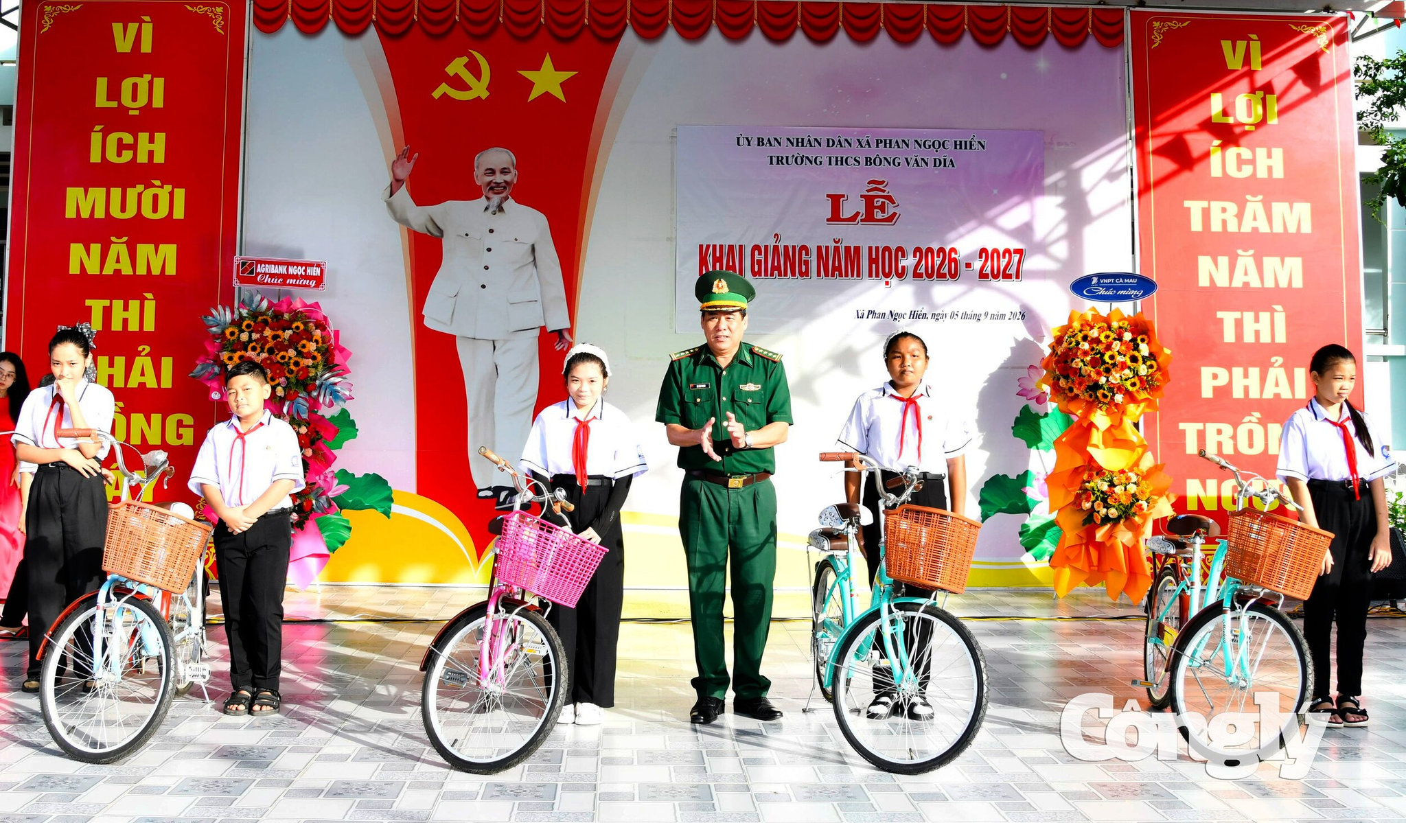Đại tá Hà Văn Thanh, Chỉ huy trưởng BĐBP tỉnh Cà Mau tặng học bổng và xe đạp cho các em học sinh tại trường Trung học Cơ sở Bông Văn Dĩa (xã Phan Ngọc Hiển, Cà Mau).