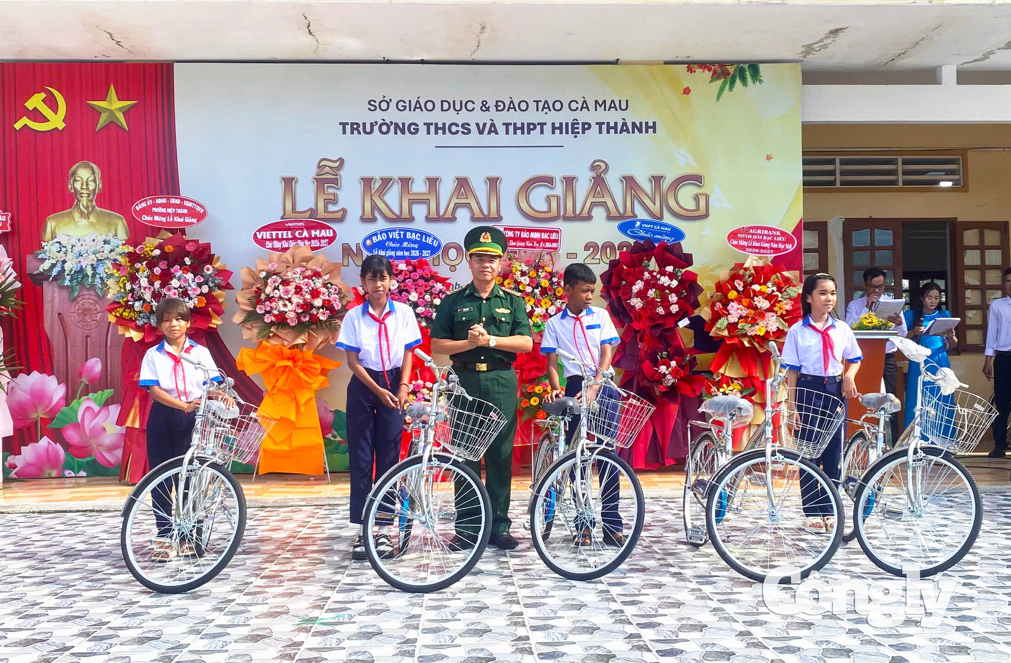 Đại tá Lê Đình Sơn, Phó Chỉ huy trưởng, Tham mưu trưởng BĐBP Cà Mau, tặng học bổng cho các em học sinh tại trường Trung học cơ sở và Trung học phổ thông Hiệp Thành (Phường Hiệp Thành, Cà Mau)