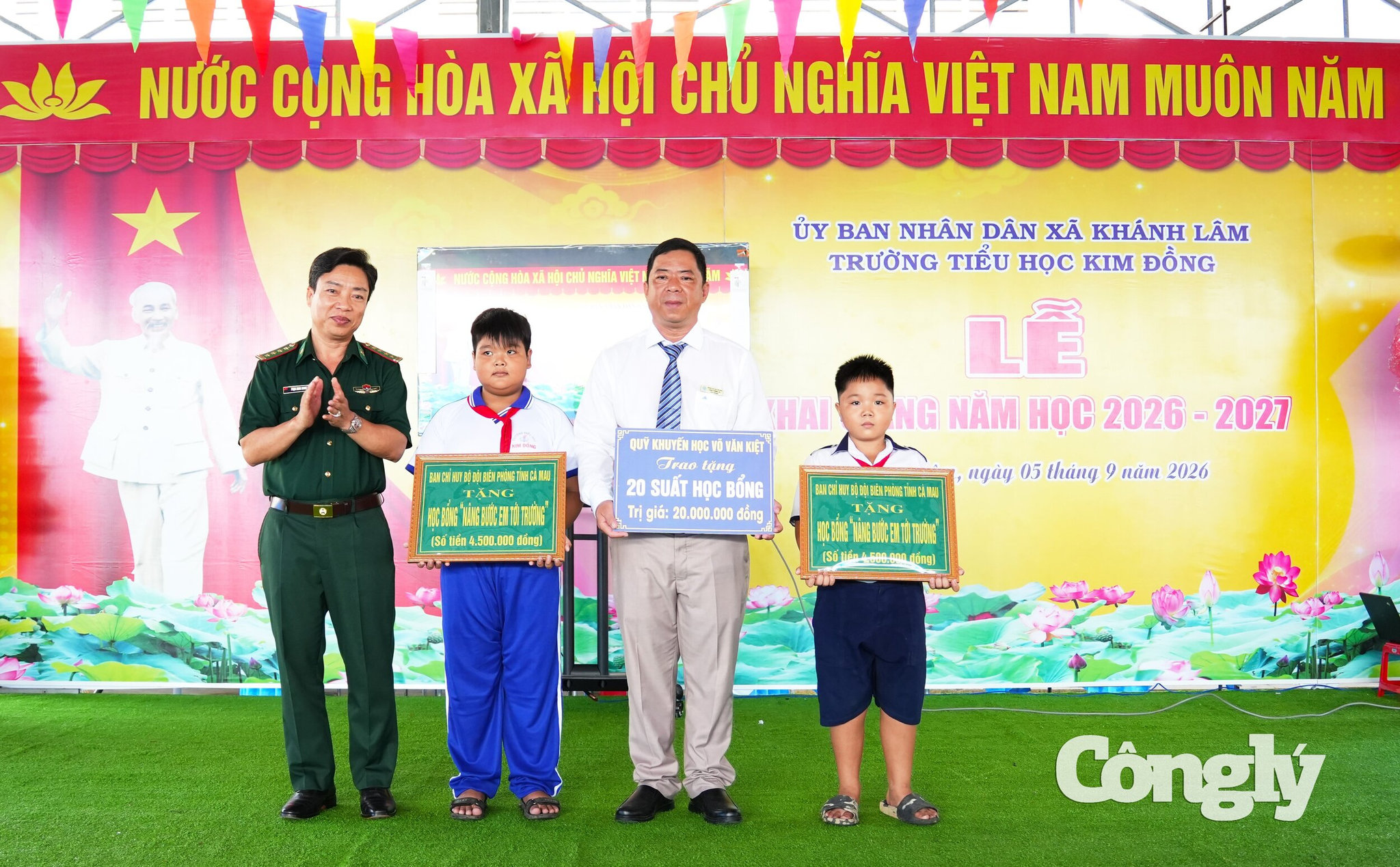 Đại tá Phạm Minh Giang, Bí thư Đảng ủy – Chính ủy BĐBP Cà Mau tặng học bổng cho các em học sinh tại trường Tiểu học Kim Đồng (xã Khánh Lâm, Cà Mau).