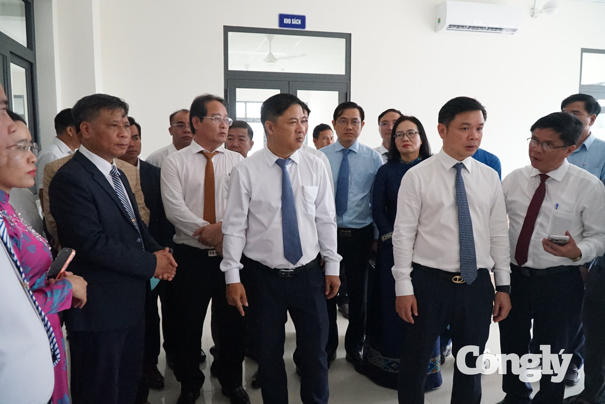 Lãnh đạo tỉnh Đắk Lắk kiểm tra các phòng học, thư viện tại địa bàn xã Buôn Đôn
