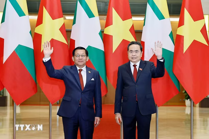 Chủ tịch Quốc hội Trần Thanh Mẫn hội kiến Tổng thống nước Cộng hòa Liên bang Myanmar Min Aung Hlaing. (Ảnh: Doãn Tấn/TTXVN)