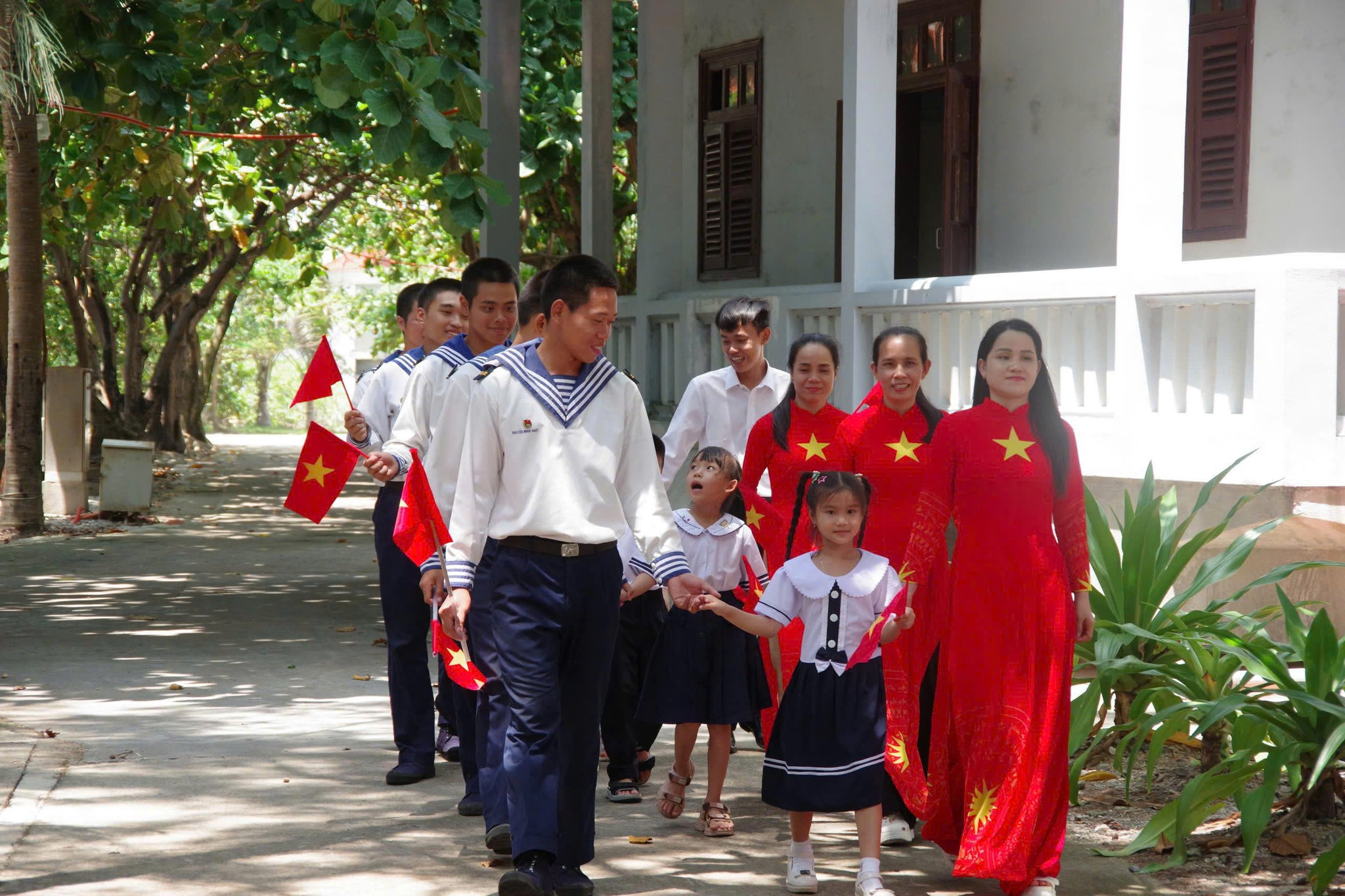 Các học sinh trên các đảo Song Tử Tây, Sinh Tồn, Trường Sa và Đá Tây háo hức bước vào năm học mới.