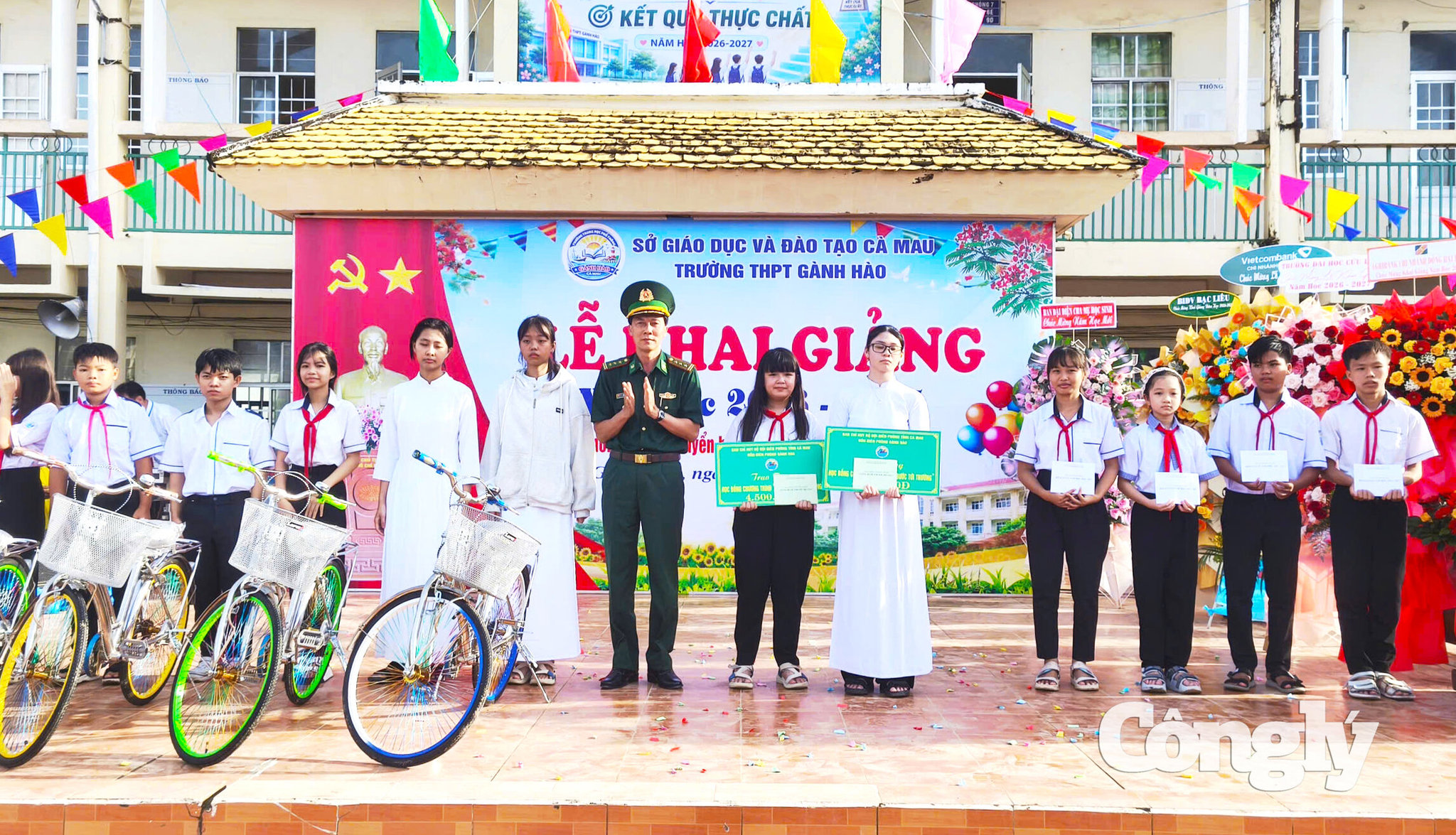Thượng tá Lê Hoàng On, Phó Chủ nhiệm Chính trị BĐBP tỉnh tặng học bổng cho các em học sinh tại trường Trung học phổ thông Gành Hào (xã Gành Hào, Cà Mau).