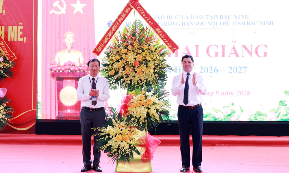 Đồng chí Nguyễn Hồng Thái, Ủy viên Trung ương Đảng, Bí thư Tỉnh ủy Bắc Ninh tặng hoa chúc mừng nhà trường.