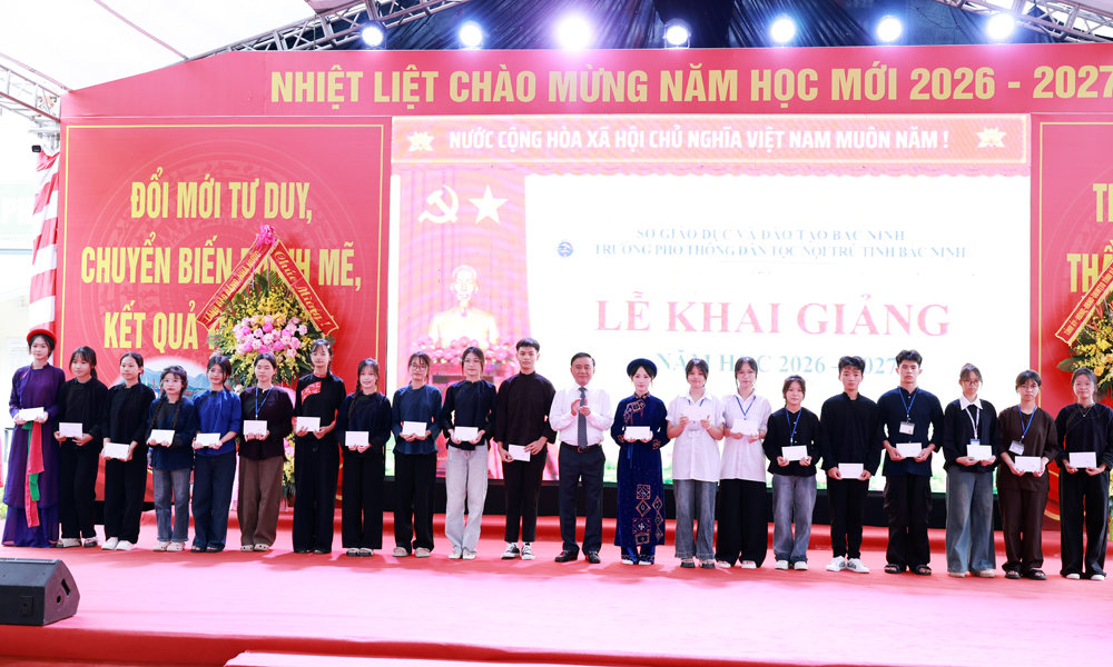 Đồng chí Trầm Cẩm Tú tặng quà cho các học sinh có hoàn cảnh khó khăn.