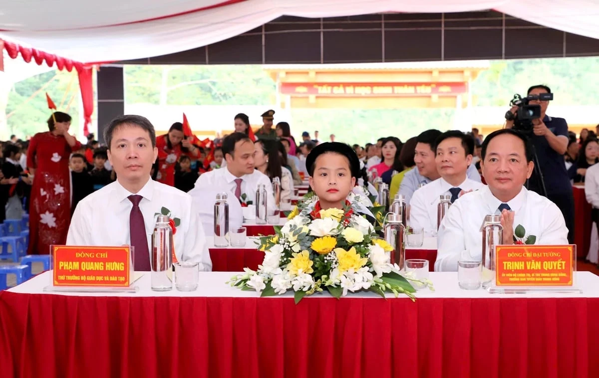 Trưởng ban TGTW dự khai giảng