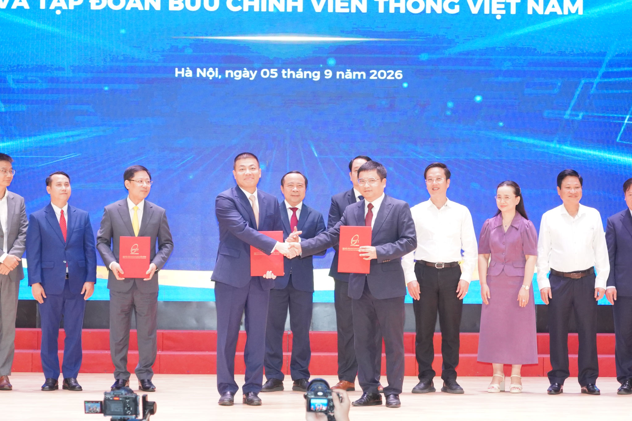 VNPT và PTIT ký biên bản thỏa thuận hợp tác, đẩy mạnh ứng dụng trí tuệ nhân tạo toàn diện vào giáo dục AI-Native