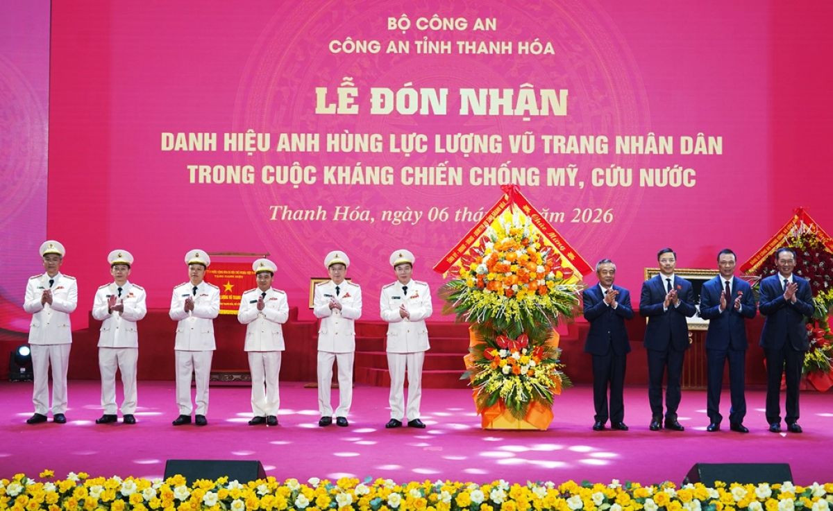 Thường trực Tỉnh ủy Thanh Hóa tặng hoa chúc mừng Công an Thanh Hóa