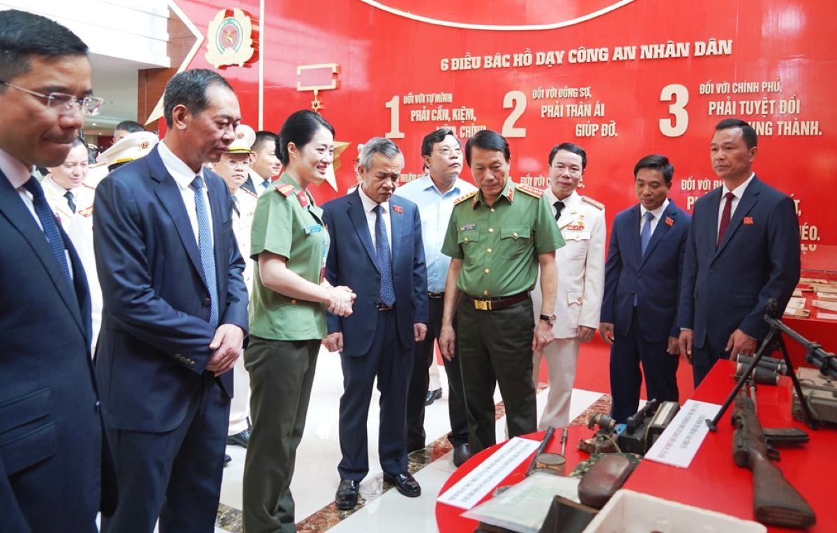 Đại tướng Lương Tam Quang và các đại biểu thăm gian trưng bày tư liệu, hiện vật
