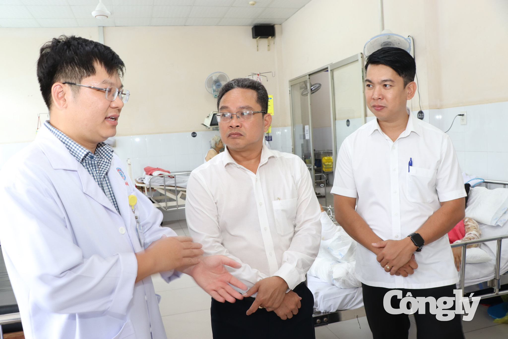Bác sĩ báo cáo đoàn về tình hình của bệnh nhân.