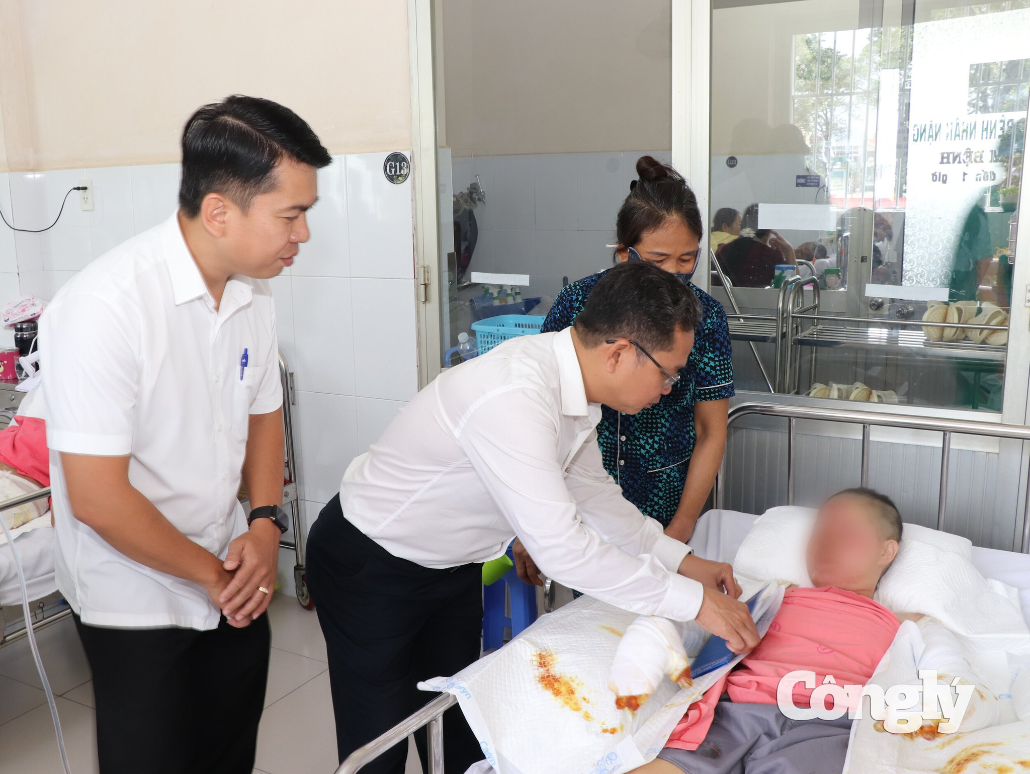 Lãnh đạo MTTQ Việt Nam TP.HCM thăm hỏi, hỗ trợ nạn nhân vụ cháy ki ốt rau.
