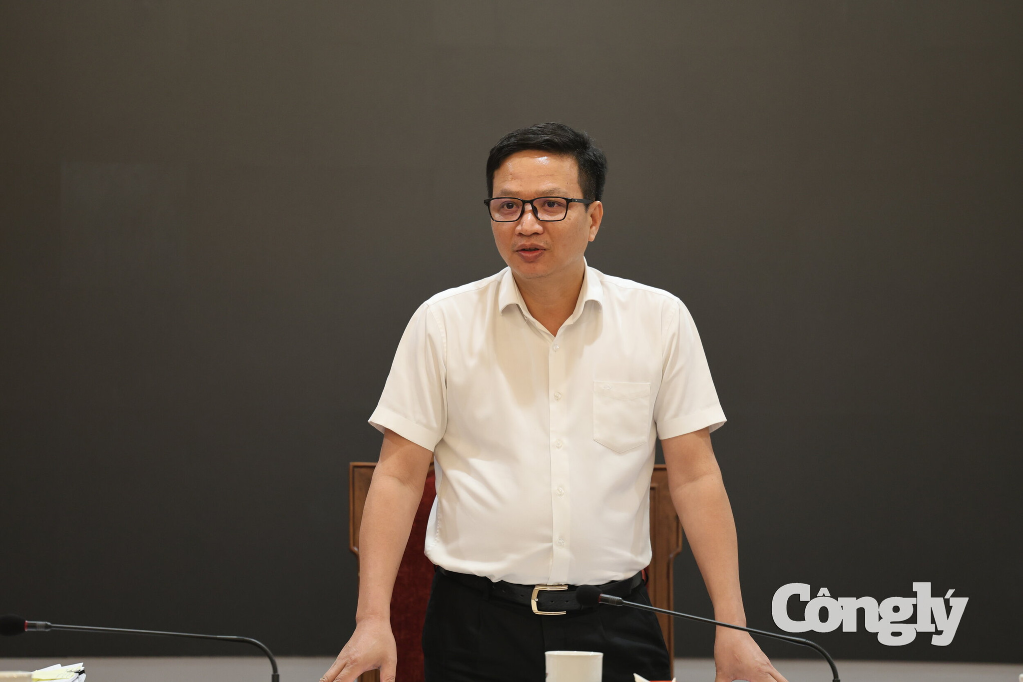 Đồng chí Nguyễn Văn Minh, Bí thư chi bộ, Chánh Thanh tra Tòa án nhân dân tối cao tiếp thu ý kiến chỉ đạo của đồng chí Bí Thư Đảng ủy, Chánh án Tòa án nhân dân tối cao.