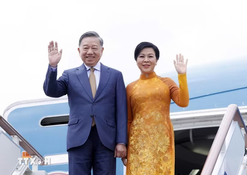Tổng Bí thư, Chủ tịch nước Tô Lâm và Phu nhân tới sân bay Vnukovo, Moskva, Liên bang Nga. (Ảnh: Thống Nhất/TTXVN)