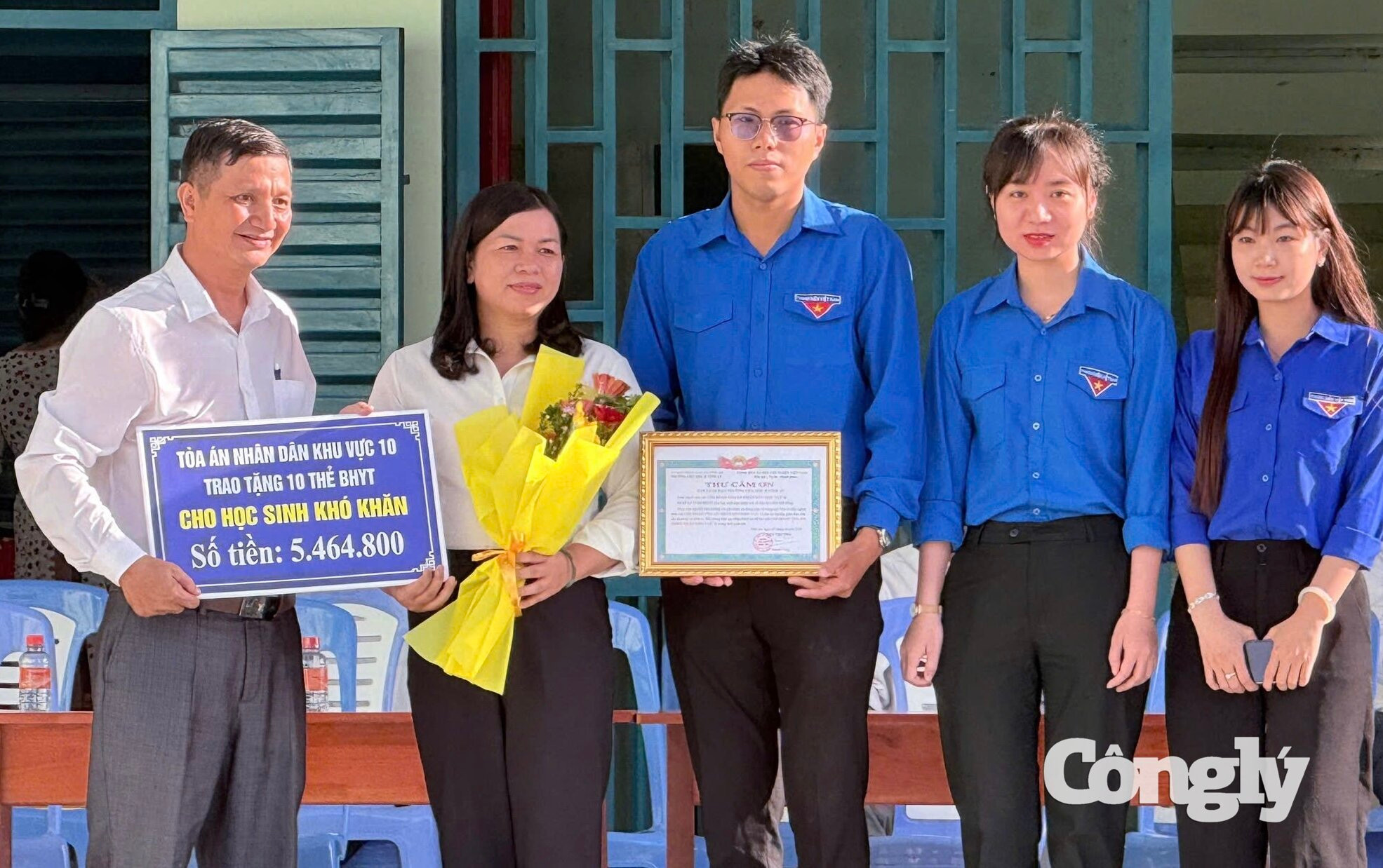 Bà Chi đoàn Tòa án nhân dân khu vực 10 – An Giang trao tặng thẻ bảo hiểm y tế cho học sinh có hoàn cảnh khó khăn tại Trường Tiểu học B Vĩnh An, xã Vĩnh An.