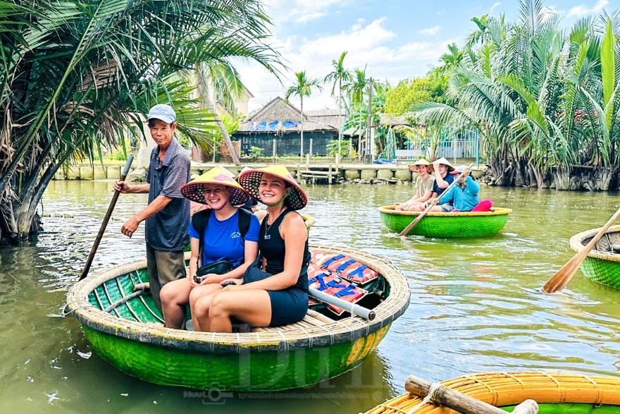 Tạo điều kiện để ngành Du lịch phát triển nhanh và bền vững