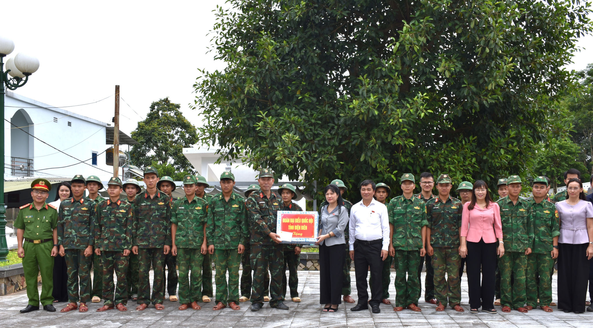 Phó Chủ nhiệm thường trực Ủy ban Công tác Đại biểu của Quốc hội trao quà động lực lượng thực hiện Chiến dịch 500 ngày đêm tại Nghĩa trang Liệt sĩ Tông Khao.