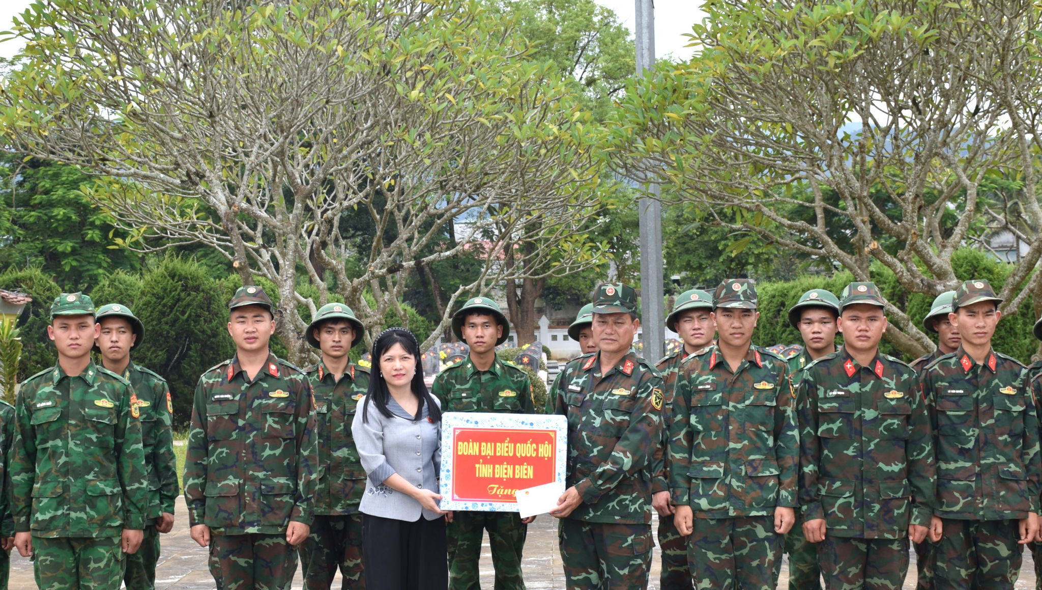 Phó Chủ nhiệm thường trực Ủy ban Đại biểu Quốc hội trao quà động lực lượng thực hiện Chiến dịch 500 ngày đêm tại Nghĩa trang Liệt sĩ Độc Lập.