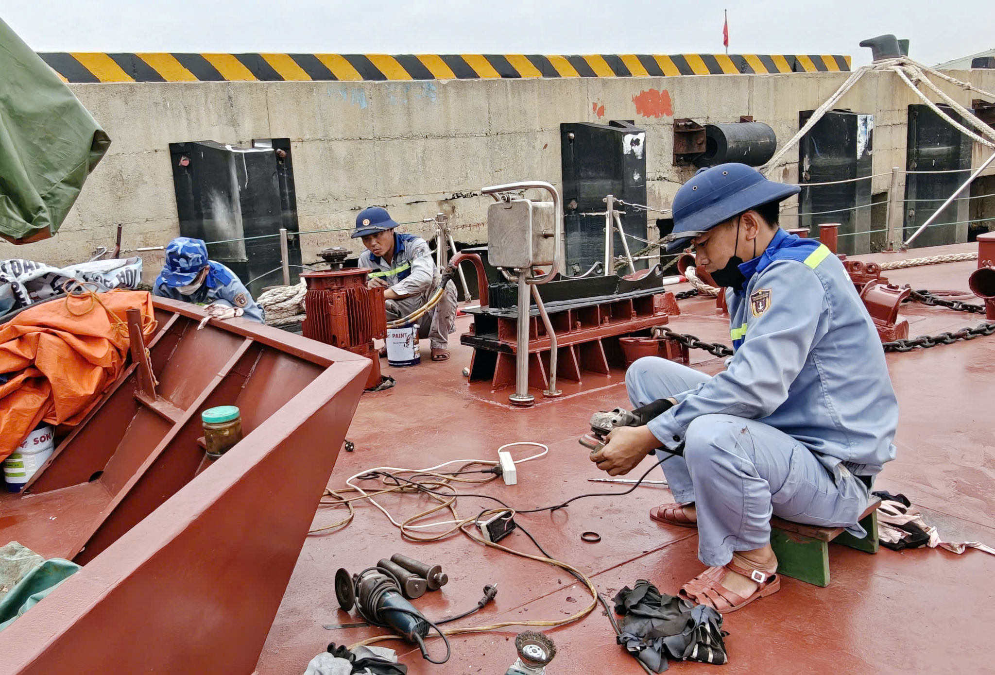 Sơn chống rỉ các trang thiết bị trên mặt boong tàu