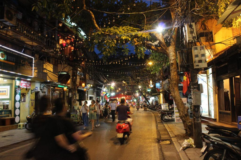 Thu về trên phố Hà Nội Đi đâu, ăn gì để không bỏ lỡ mùa đẹp nhất năm 2