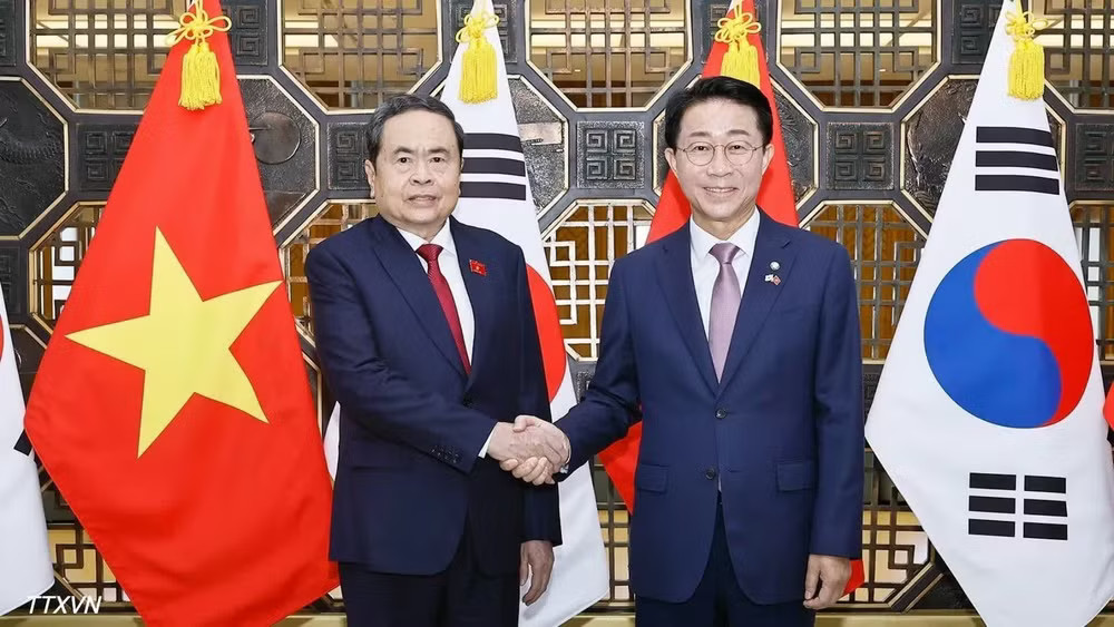 vna-potal-chu-tich-quoc-hoi-han-quoc-cho-jeong-sik-don-hoi-dam-voi-chu-tich-quoc-hoi-tran-thanh-man.avif