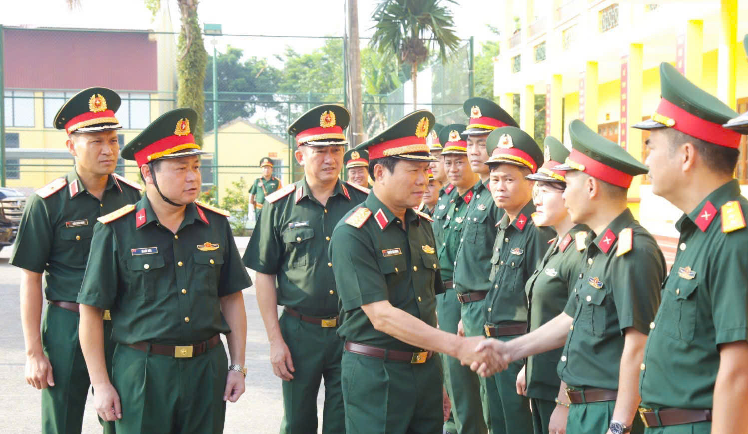 Đoàn công tác Bộ Quốc phòng do Đại tướng Nguyễn Tân Cương làm trưởng đoàn làm việc với Bộ Tư lệnh Quân khu 1.