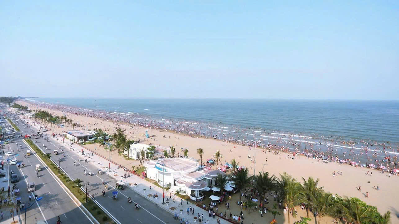 Làm sạch bãi biển, tạo không gian xanh, sạch, đẹp cho người dân và du khách tận hưởng