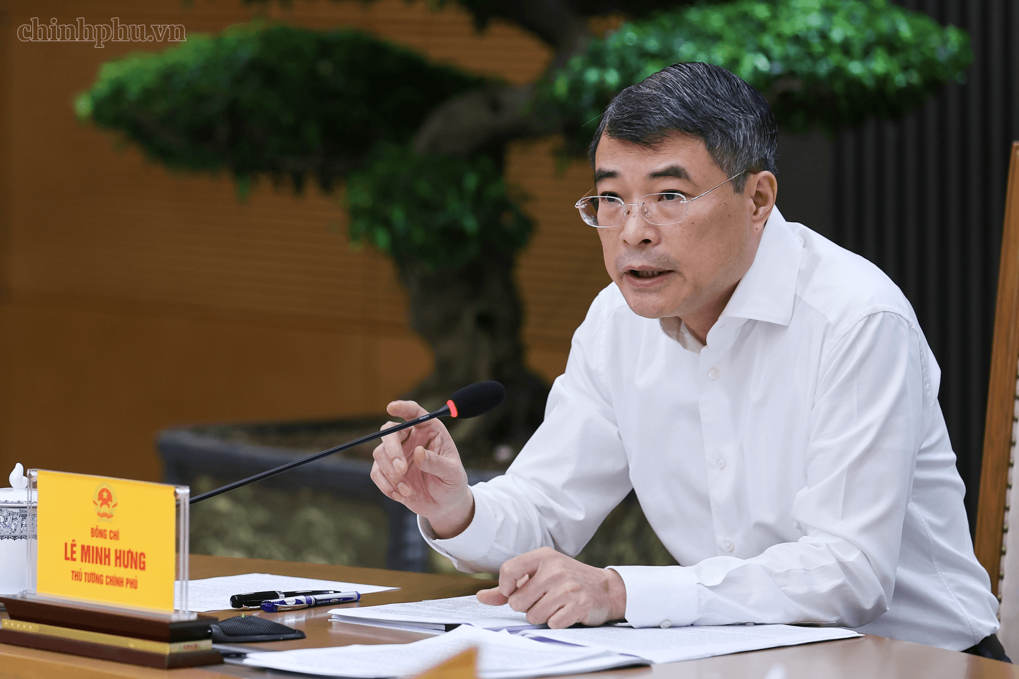 Thủ tướng: Kiểm soát chặt chẽ giá thành từ gốc với thuốc, thiết bị y tế; cương quyết loại bỏ mọi chi phí trung gian- Ảnh 2.