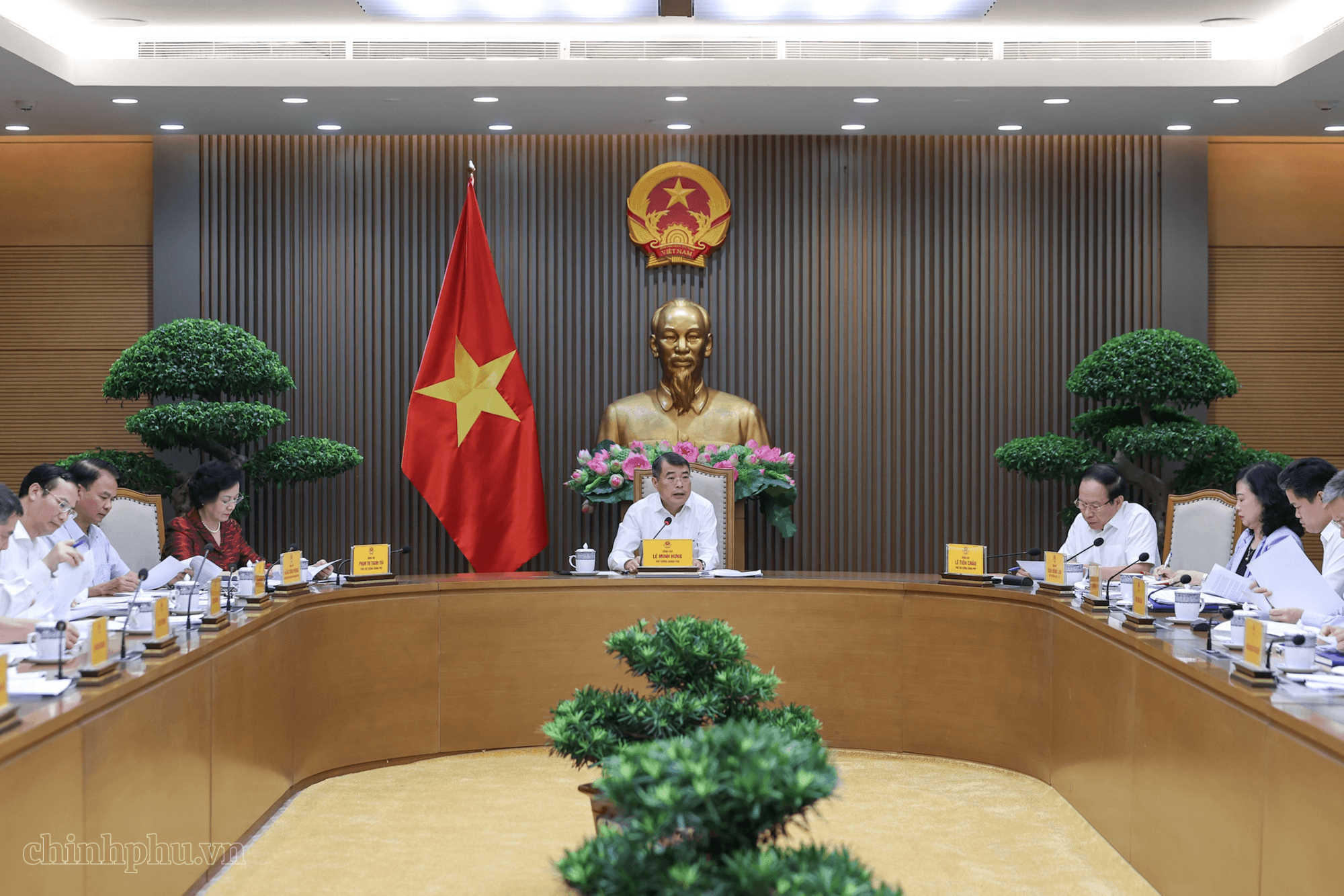 Thủ tướng: Kiểm soát chặt chẽ giá thành từ gốc với thuốc, thiết bị y tế; cương quyết loại bỏ mọi chi phí trung gian- Ảnh 1.