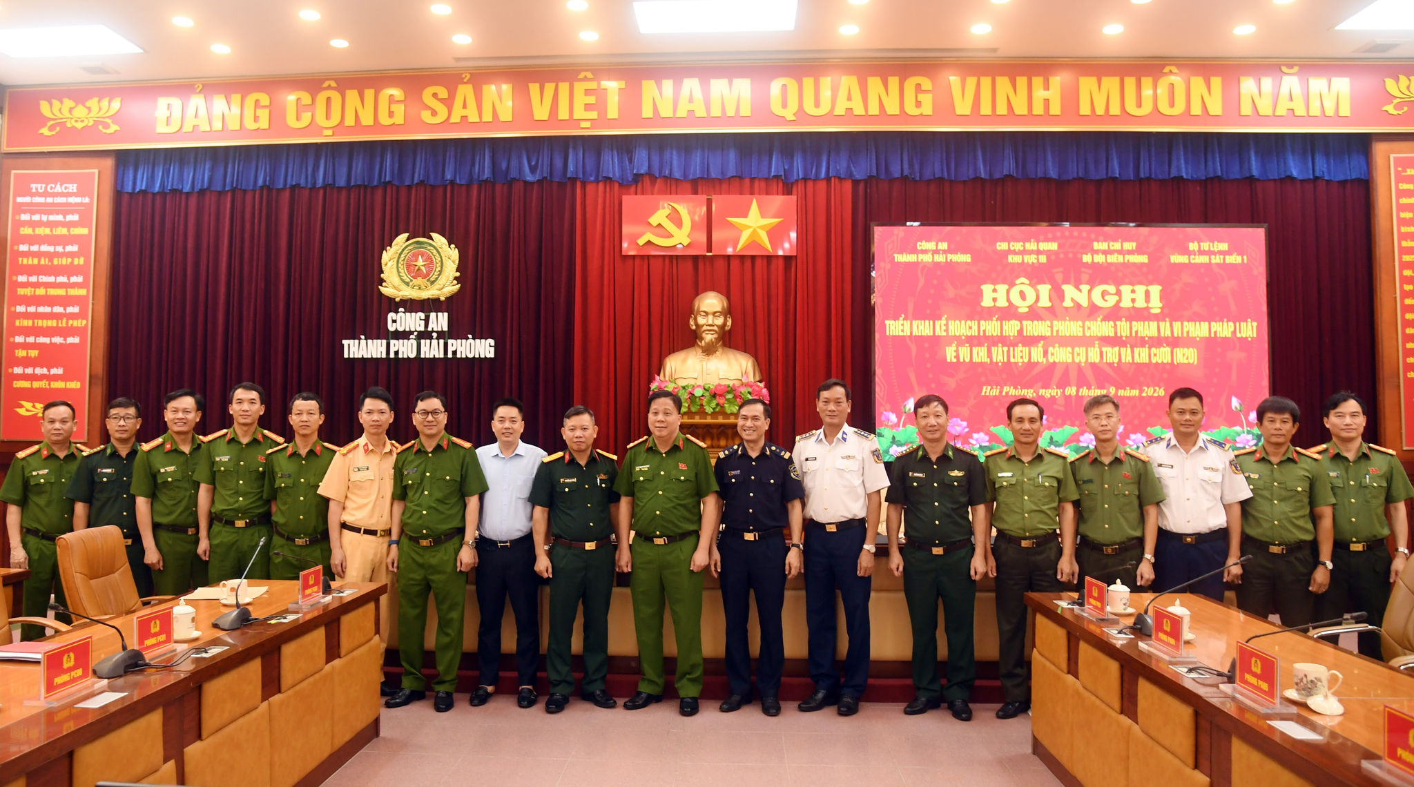 Các đại biểu chụp ảnh lưu niệm (1)