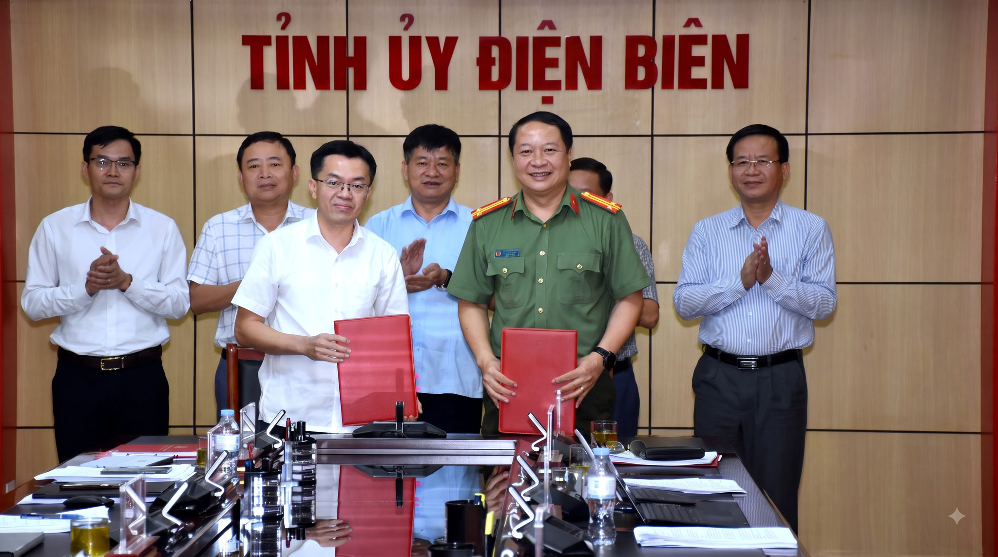 Đại diện Văn phòng Tỉnh ủy bàn giao nhiệm vụ Cơ quan Thường trực Ban Chỉ đạo về phát triển khoa học, công nghệ, đổi mới sáng tạo và chuyển đổi số tỉnh sang công an tỉnh