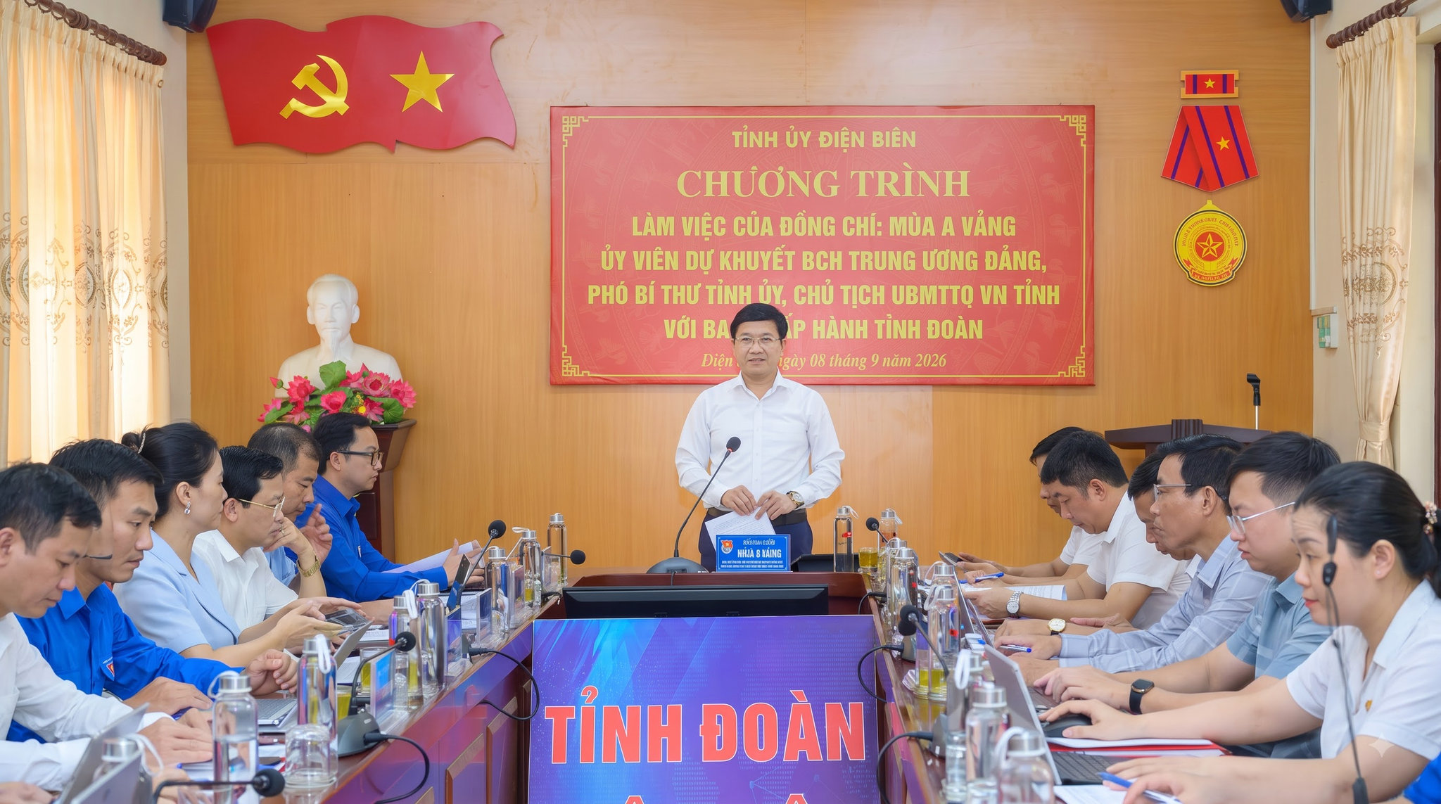 Đồng chí Mùa A Vảng kết luận buổi làm việc